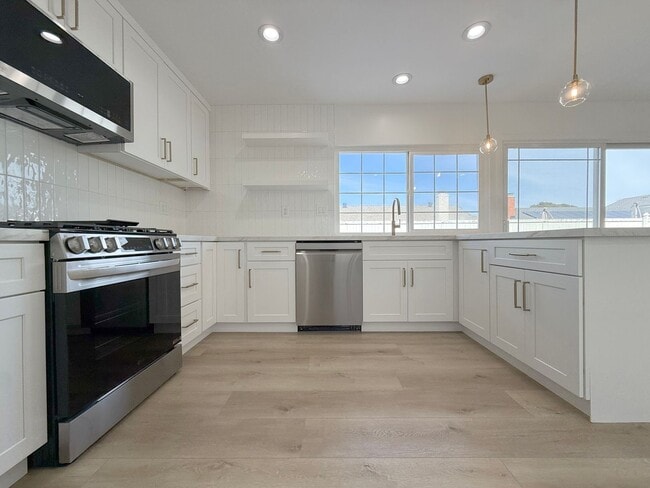 Building Photo - Stunning Remodeled Home in South Huntington Beach – Minutes to the Beach!