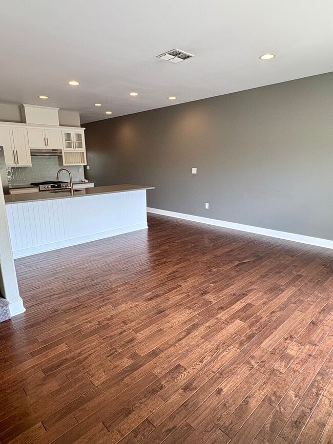 Building Photo - Central Point - Refined Townhouse with Dual Primary Suites