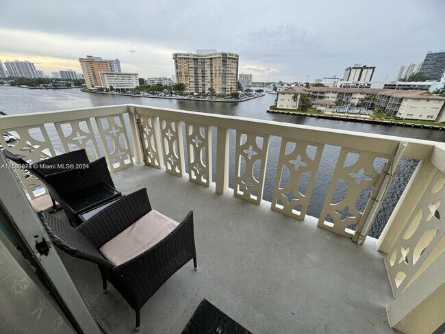 Building Photo - 1817 S Ocean Dr