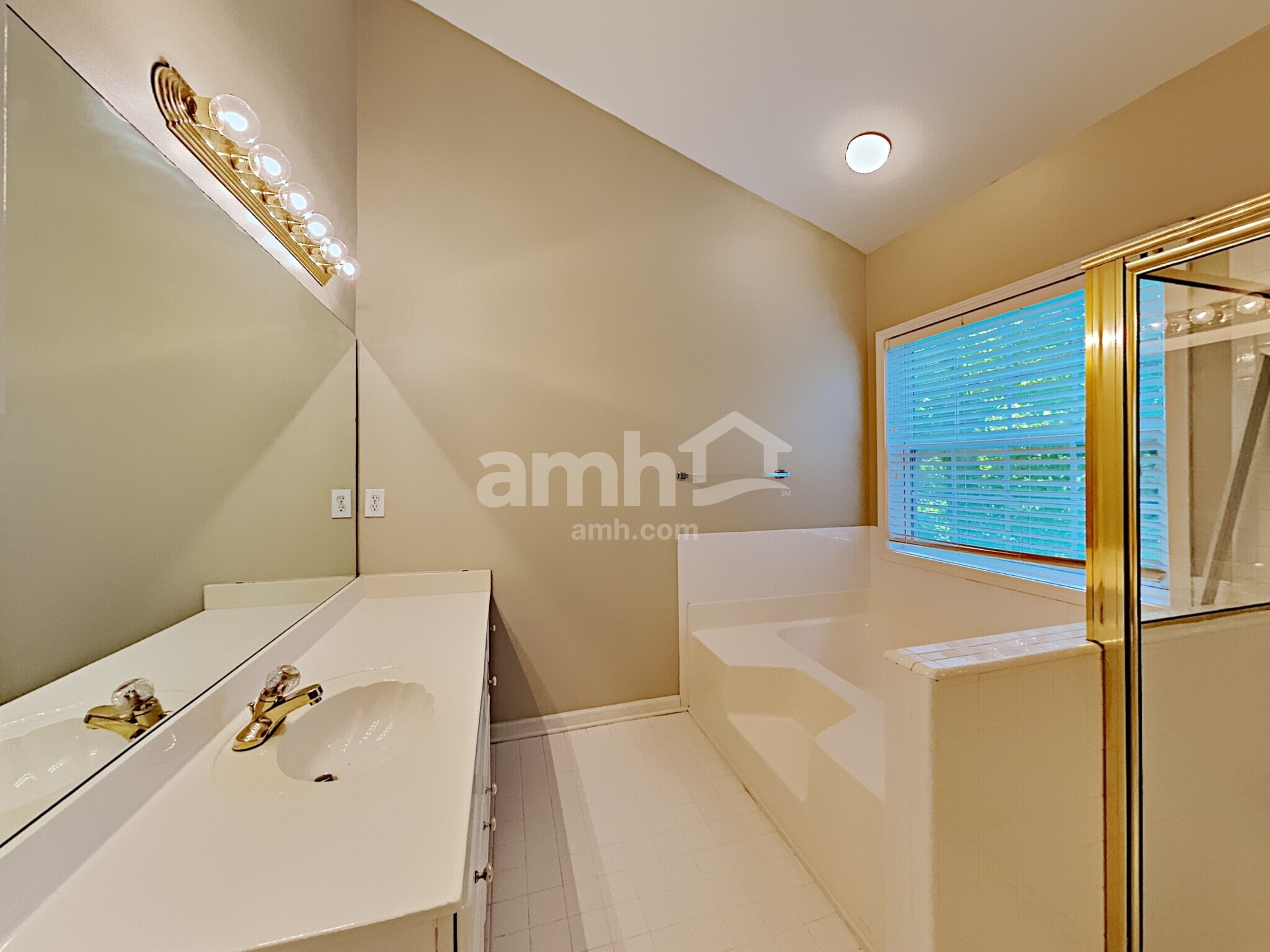 Building Photo - 1664 Crittenden Ln