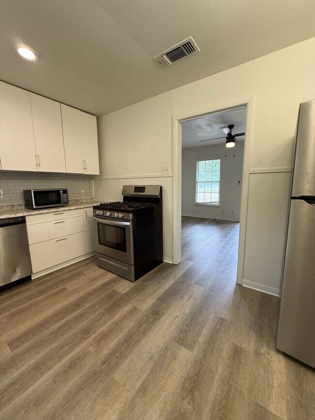 Building Photo - 2/1 - CHARMING COTTAGE - NEWLY RENOVATED