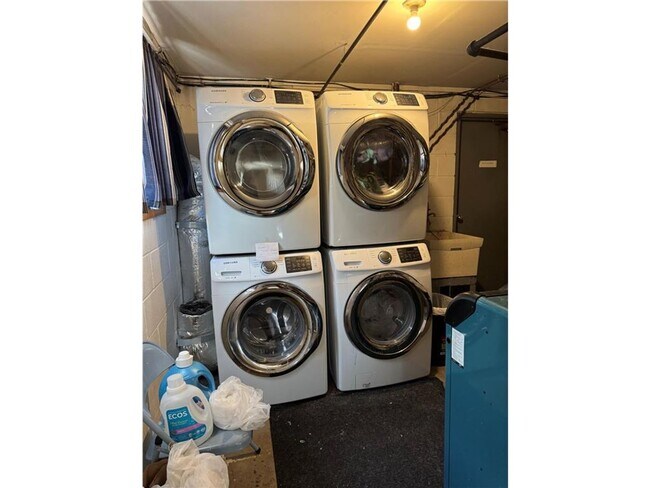 Building Photo - Bright, Stylish Corner 2 Bedroom Unit in an Awesome Location!