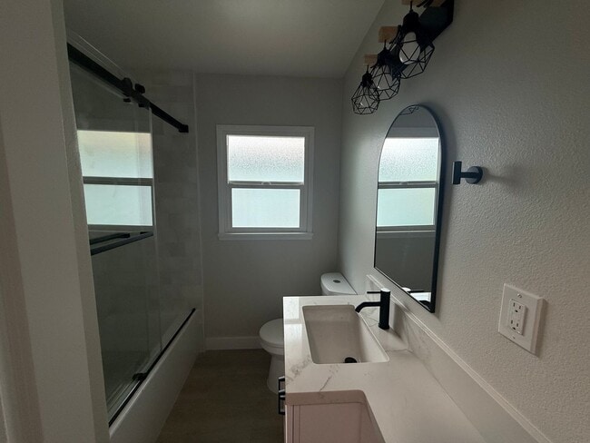 Building Photo - Newly remodeled 3 bedroom 2 bath