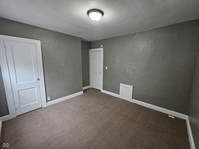 Building Photo - 835 N Gladstone Ave