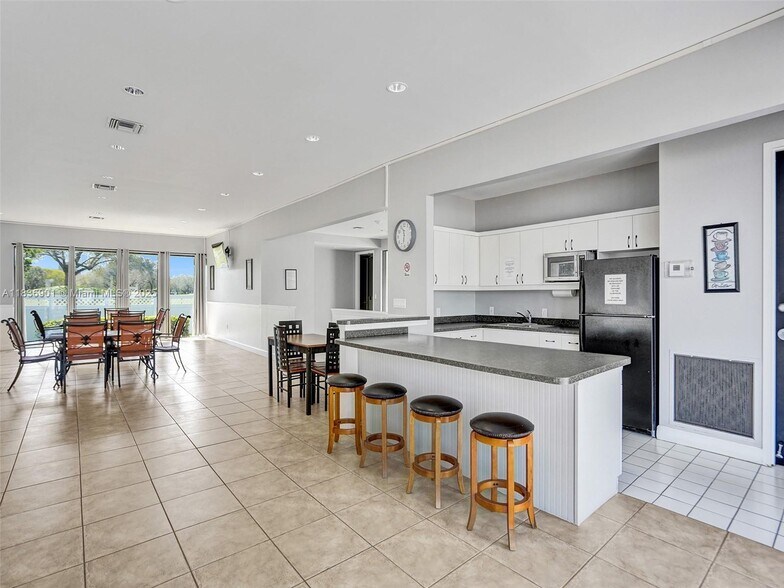 Building Photo - 3300 W Rolling Hills Cir