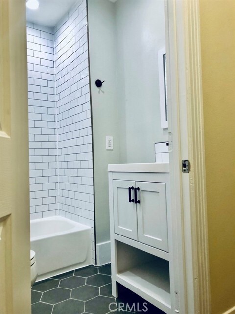 Building Photo - 5106 Crenshaw Blvd