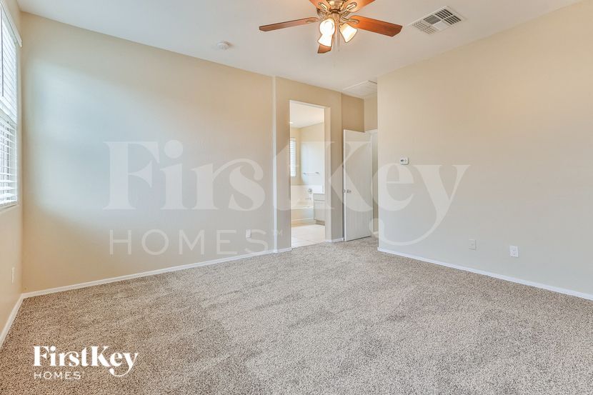 Building Photo - 11734 W Chase Ln