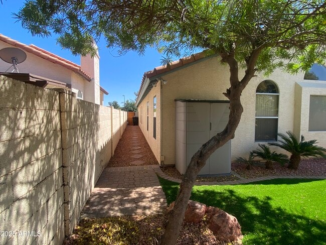 Building Photo - 902 W Sun Coast Dr