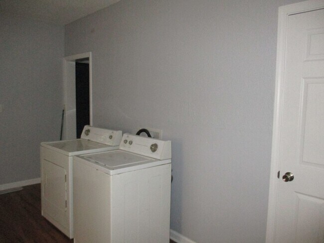 Building Photo - 3 Bedroom 1 Bath