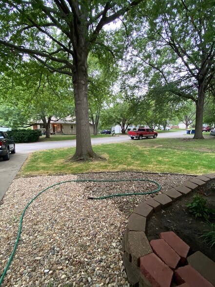 Building Photo - 1615 NE White Dr