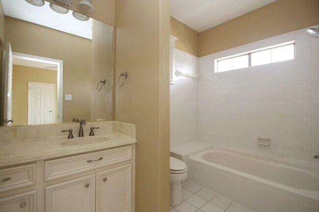 Building Photo - Stylish 3-Bedroom Townhome in Coveted Rive...