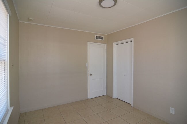 Building Photo - Charming 2 Bedroom 1 Bath Home! Close to the UofA!