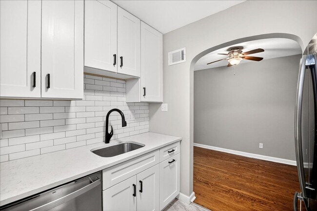 Building Photo - Robbie Junior