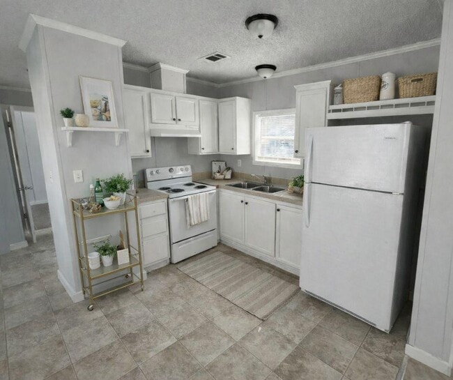 Building Photo - 2218 Chicago Cubs St