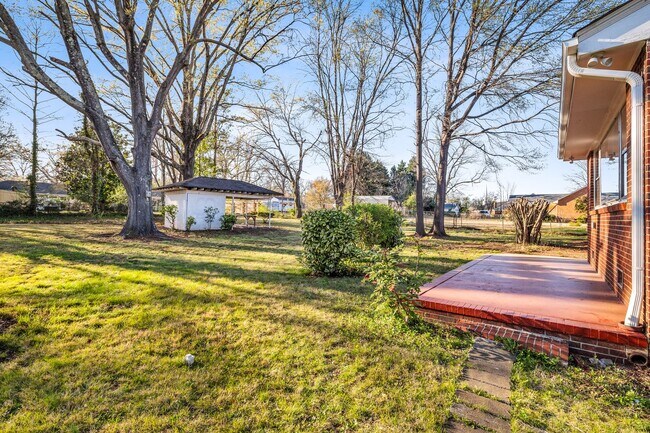 Building Photo - NW - Large Brick Ranch, Updated, Hardwoods, LR, DR, Den, Two Decorative Fire Places, Fenced, Stor...