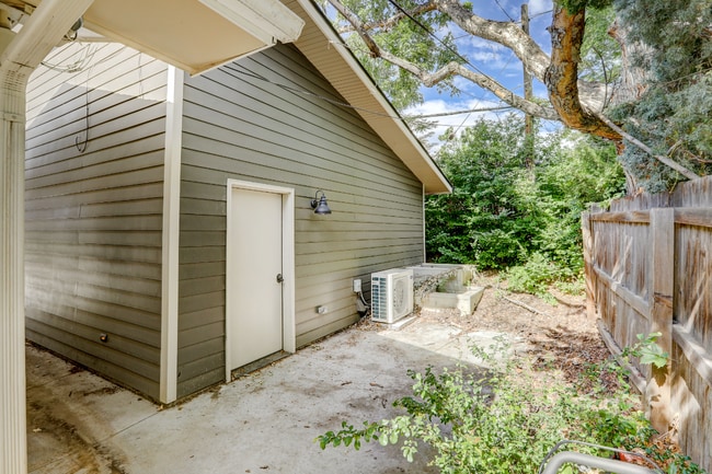 Building Photo - Spacious & Modern Home in Crestmoor Park!