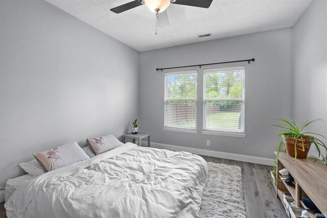 Building Photo - 3BR + Den + Biggest Fenced Yard in Neighbo...