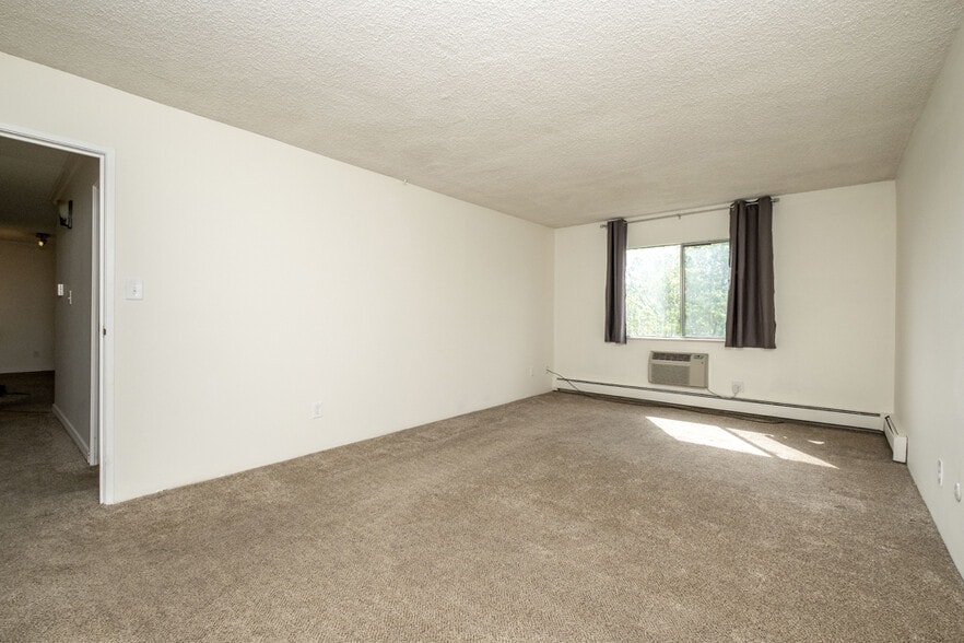 Bedroom master - 3470 S Poplar St