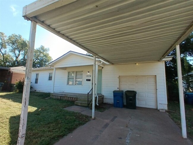 Primary Photo - 1024 S Holly Dr