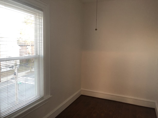 Building Photo - HUGE NEWLY RENOVATED 1BR IN HISTORIC HOME ...