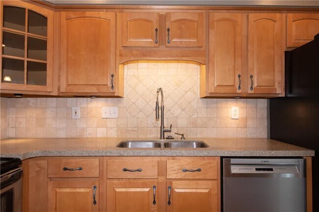 Building Photo - 5 Stratford Hall Pl NE