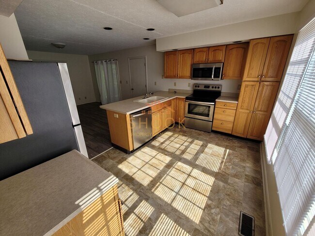 Building Photo - Large 3 BR Townhome/Condo - Available mid June