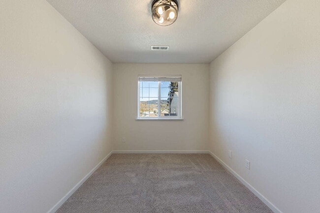 Building Photo - Newly Remodeled 3 bedroom Home