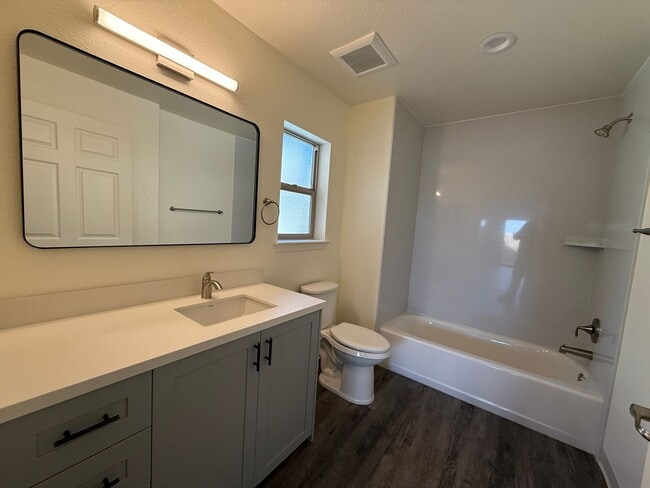 Building Photo - Large Brand New 2 Bedroom Apartment with Patio