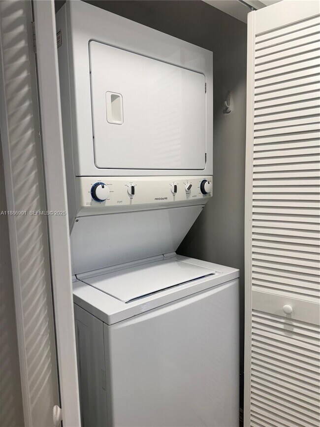 Building Photo - 1627 Riverview Rd