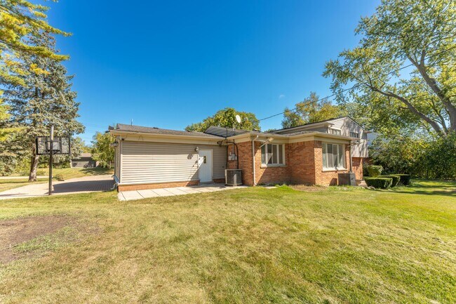 Building Photo - 2616 Douglas Dr