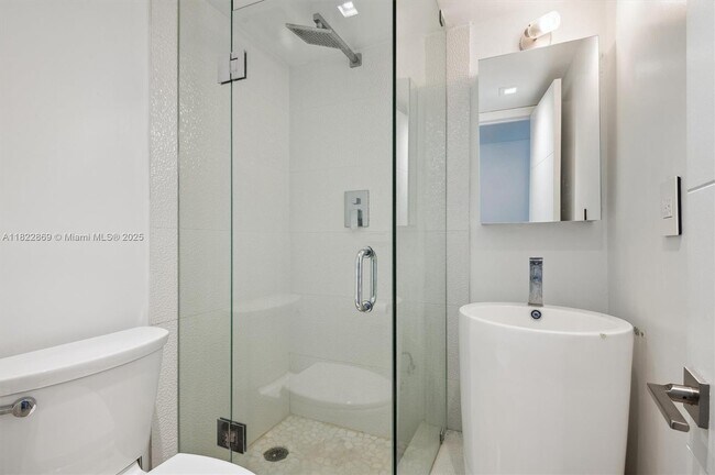 Building Photo - 2655 Collins Ave