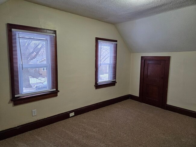 Building Photo - 2631 N Knox Ave