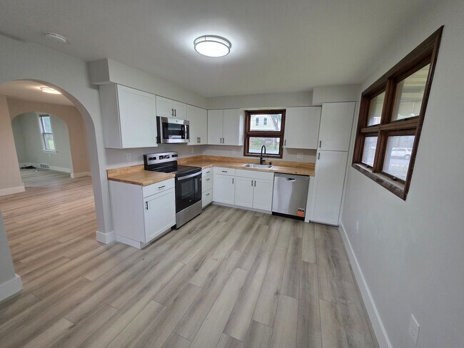 Building Photo - 2 Bed 1 Bath Single Family Home