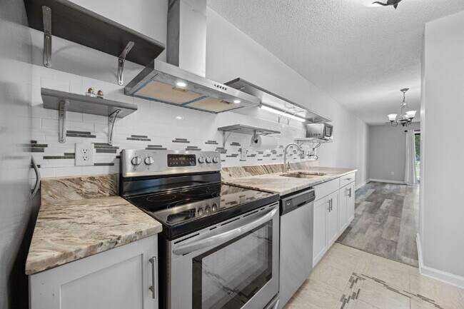 Building Photo - Charming 2-Bedroom Condo Near the Beach