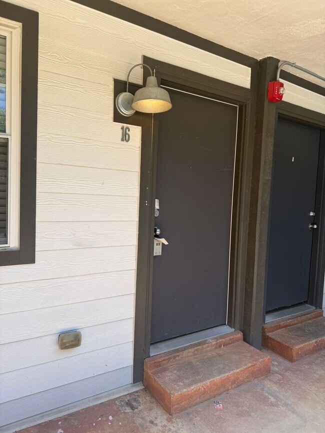 Building Photo - Renovated 1 Bedroom in South Nashville - $99 Deposit Special!