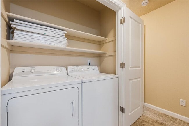 Building Photo - Modern Townhome Near the Willamette River