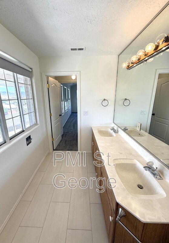 Building Photo - 2506 W Grandview Dr