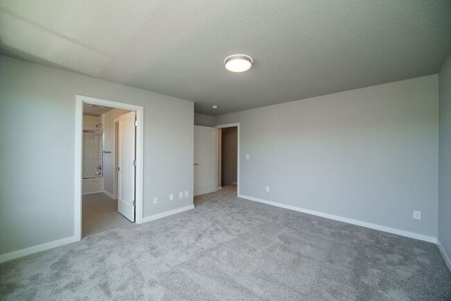 Building Photo - Spacious Master Bedroom for Rent in Modern...