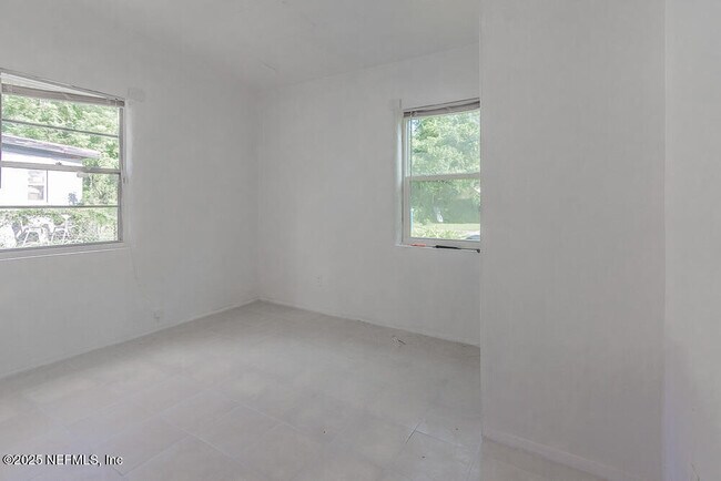Building Photo - 1714 Loyola Dr N