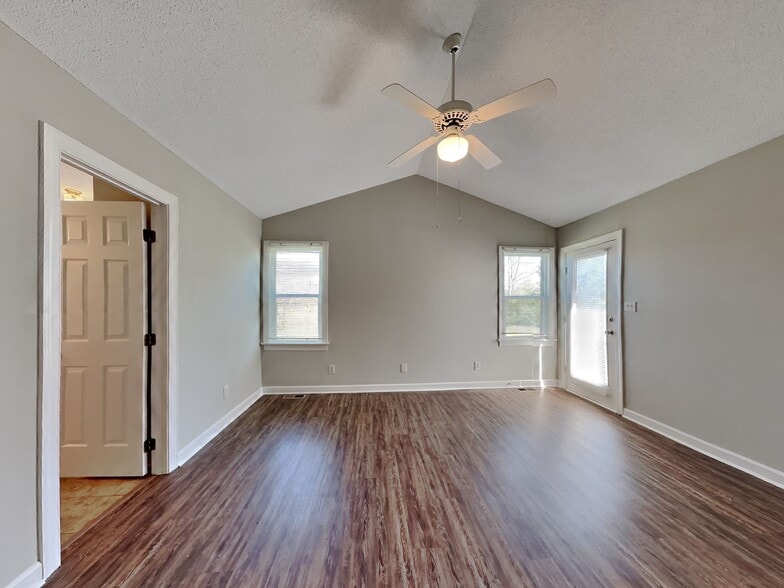 Building Photo - 3016 Lindsay Dr