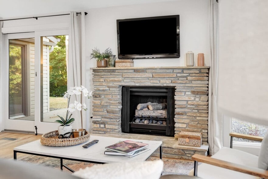 Building Photo - 2890 N Mountain Rd