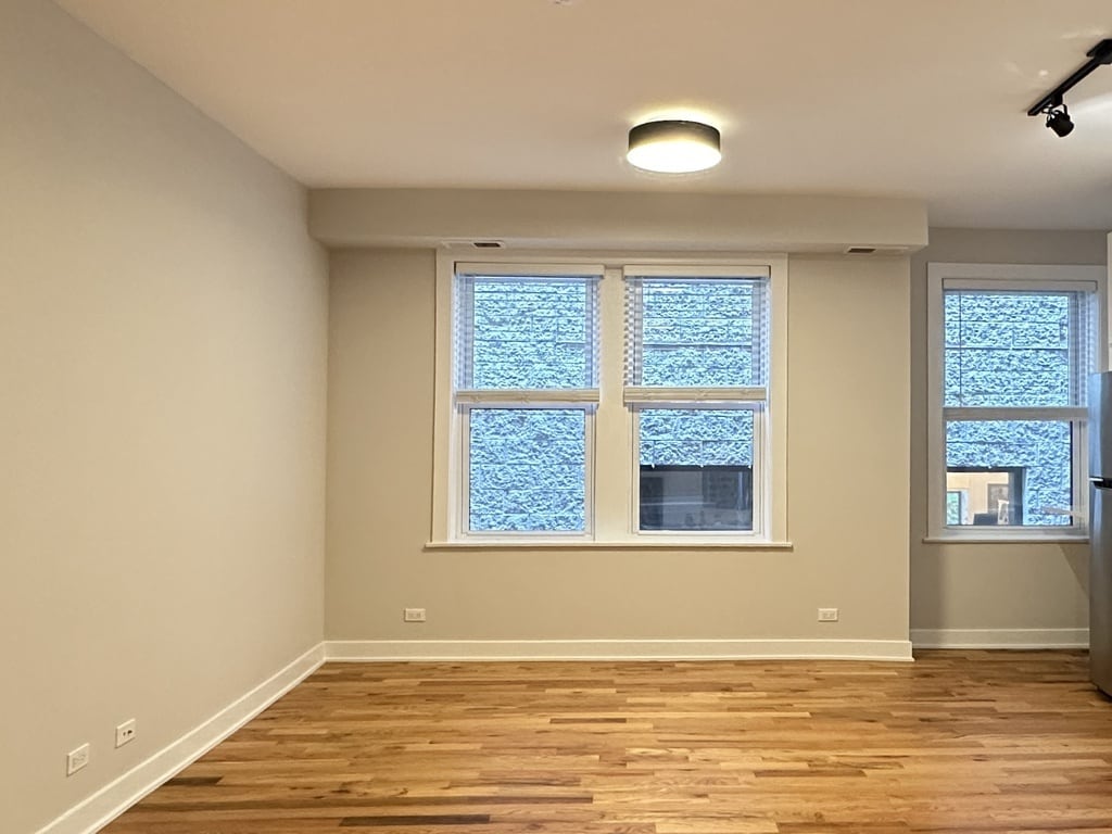 Building Photo - 643 W Wrightwood Ave
