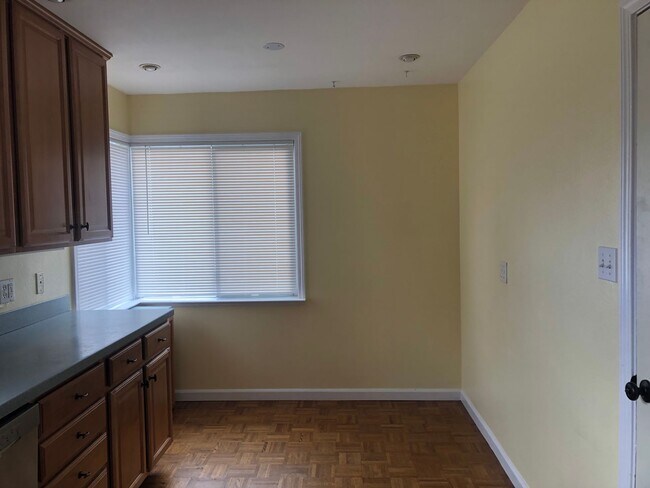 Building Photo - Charming Home w/ Large Yard - Available SOON