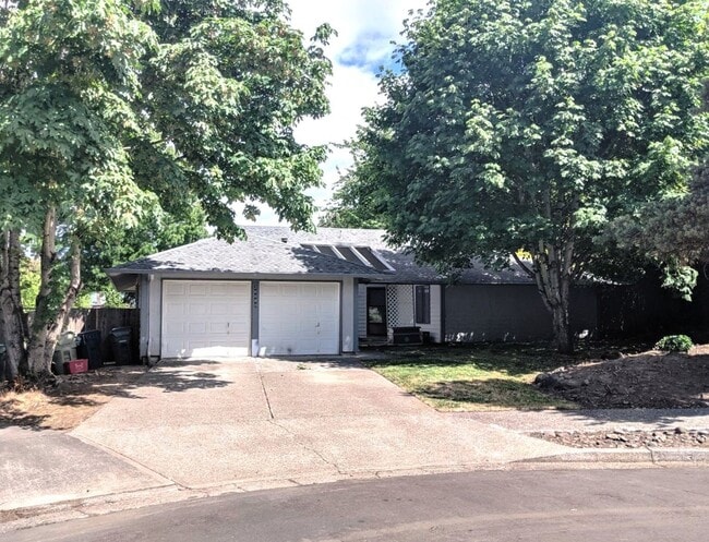 Building Photo - Spacious 4 Bedroom, 2 Bath Home with Large Yard -