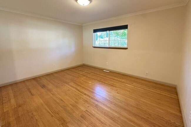Building Photo - Bright and spacious 5bd 2 ba house in Edmo...