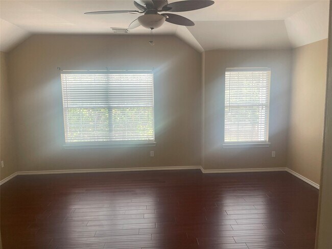 Building Photo - 5815 Vinemont Ln