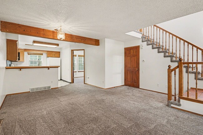 Building Photo - Conveniently Located 3BR/2 Bath Townhome
