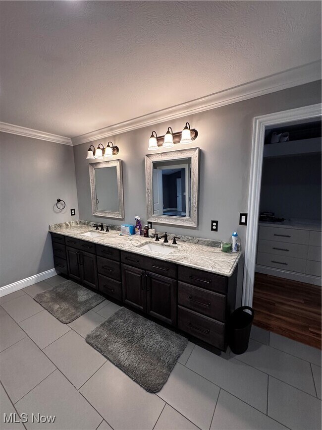 Building Photo - 7633 Hidden Valley Dr