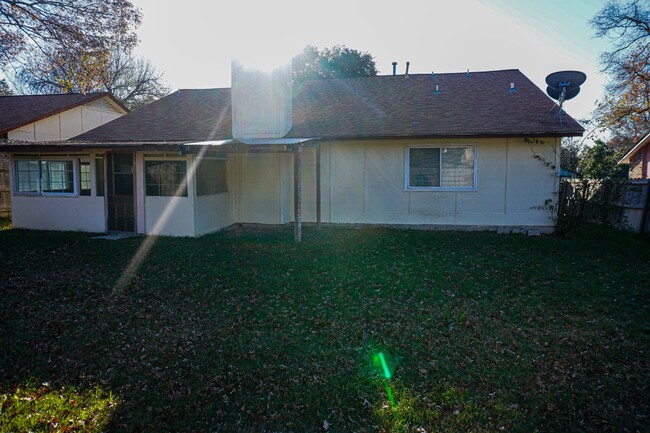 Building Photo - Universal City 3 Bedroom, 2 Bath, Single S...