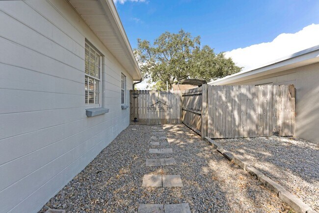 Building Photo - 4619 W Bay Villa Ave